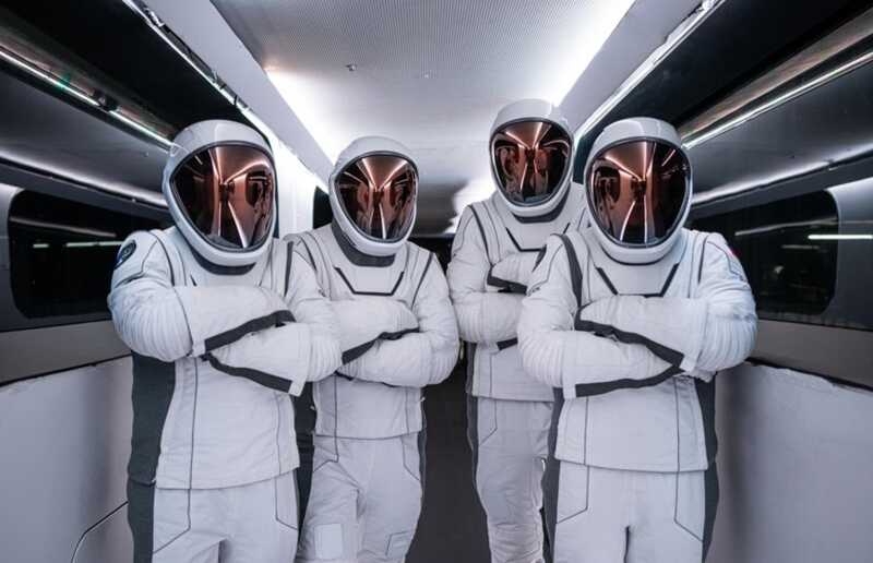 SpaceX отправит в открытый космос первых непрофессиональных астронавтов