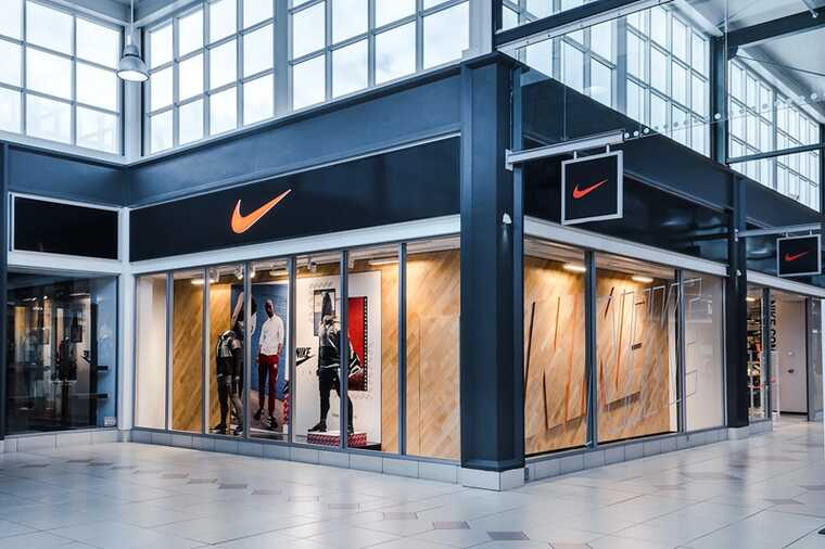 Nike представил футболки с «дырами для дыхания»: новый тренд или плагиат?